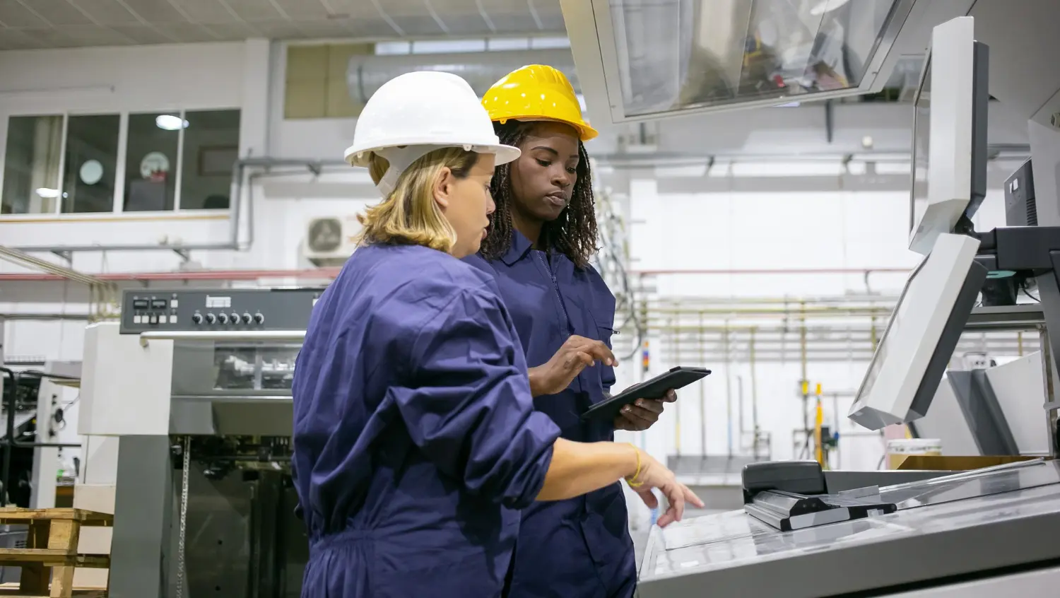 Employés analysant une tablette